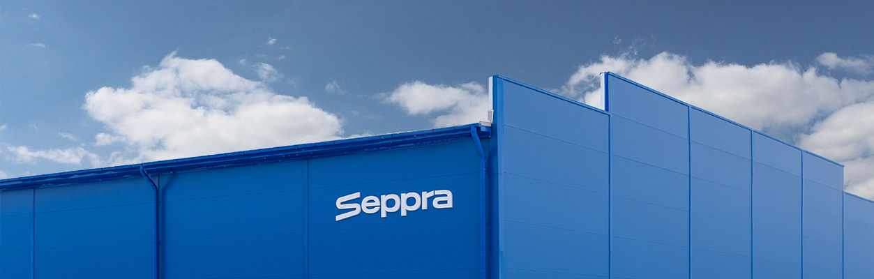 Фотография производственного комплекса с логотипом Сэппра на фасаде